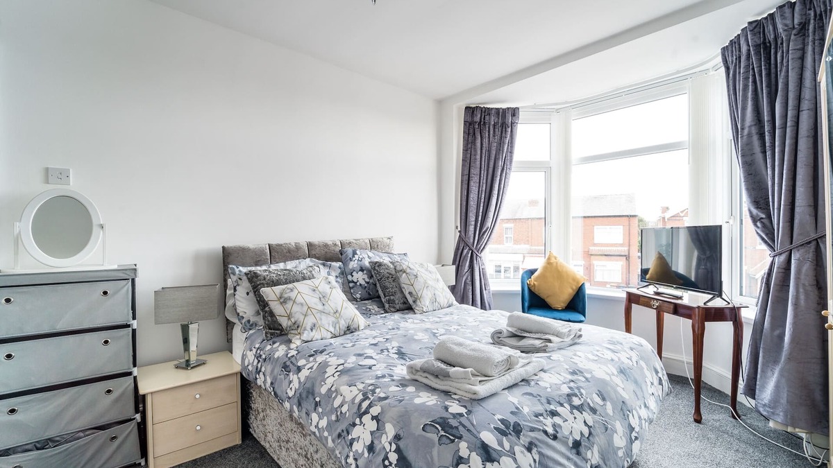 Southport Apartment | 2br-sleeps5-privategarden-freeparking-pets