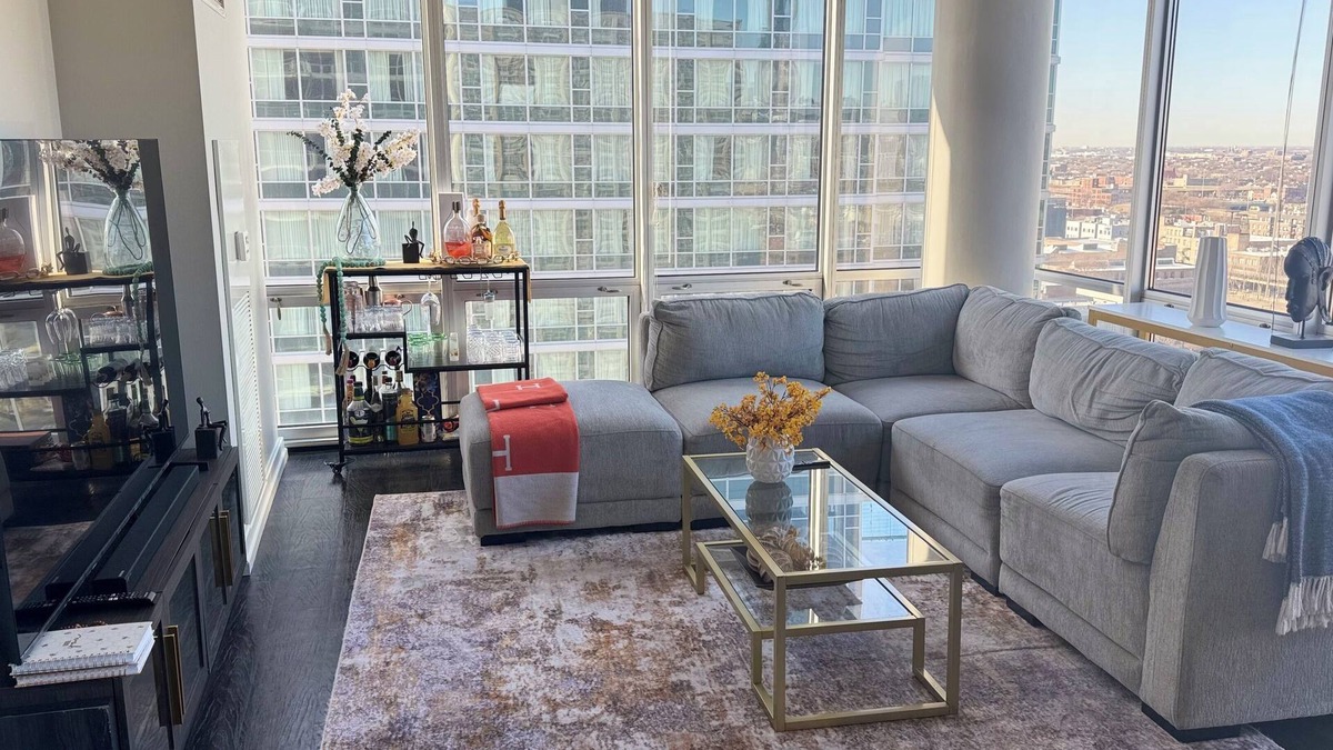 Prairie District Apartment | 2BR South Loop Apt—Walk to Lake, Museums, Aquarium + Pool, Gym, WiFi, & Conv Ct