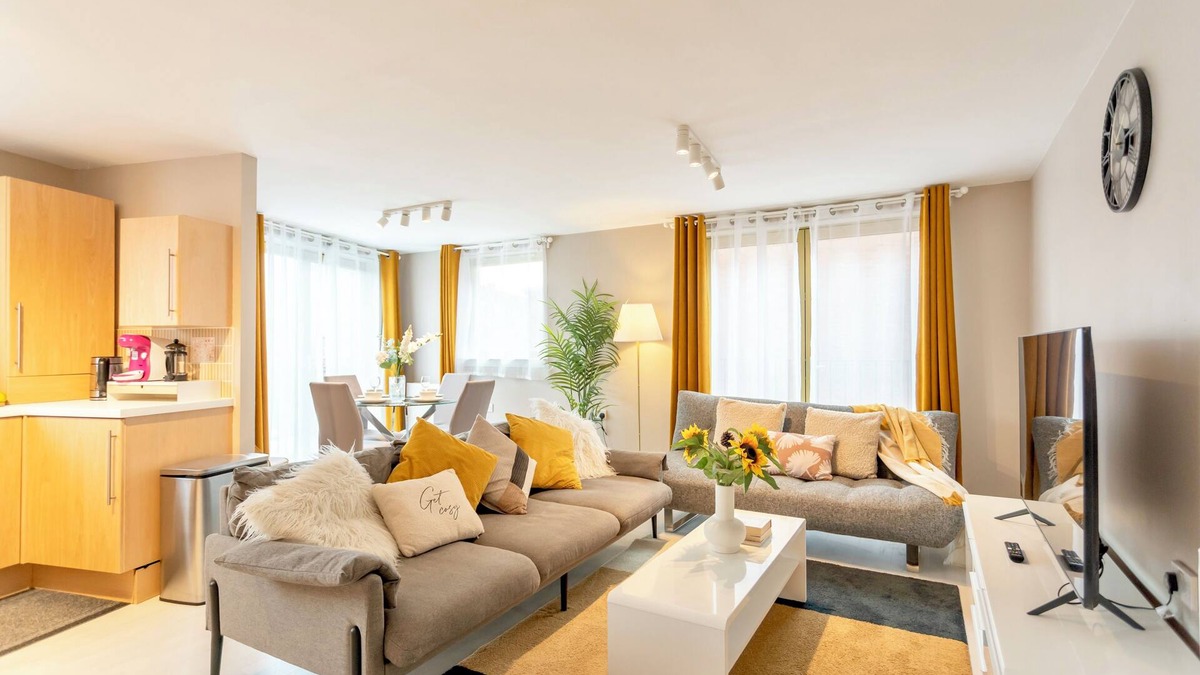 Govan Apartment | 2BR Stylish Apt with Free Parking & nearby Subway