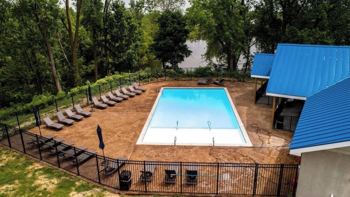 Grandville Apartment | 2BR Suite at The Grand Castle Pool, Gym & Parking