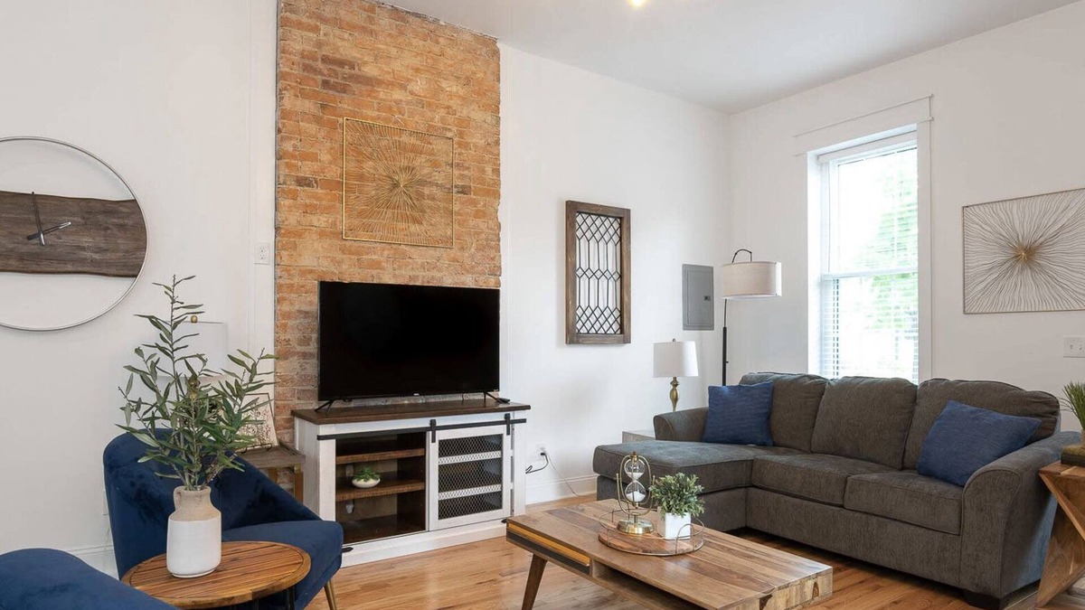 Covington House | 2BR Townhome – Free Parking/Minutes to Stadiums