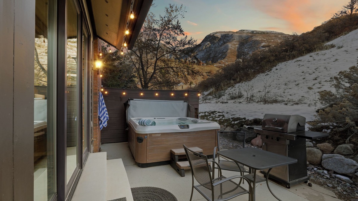 Cottonwood Heights House | 2BR w/Loft 3 bath w/Hot tub-Walk to restaurants, pub, coffee shop Ski - Hike