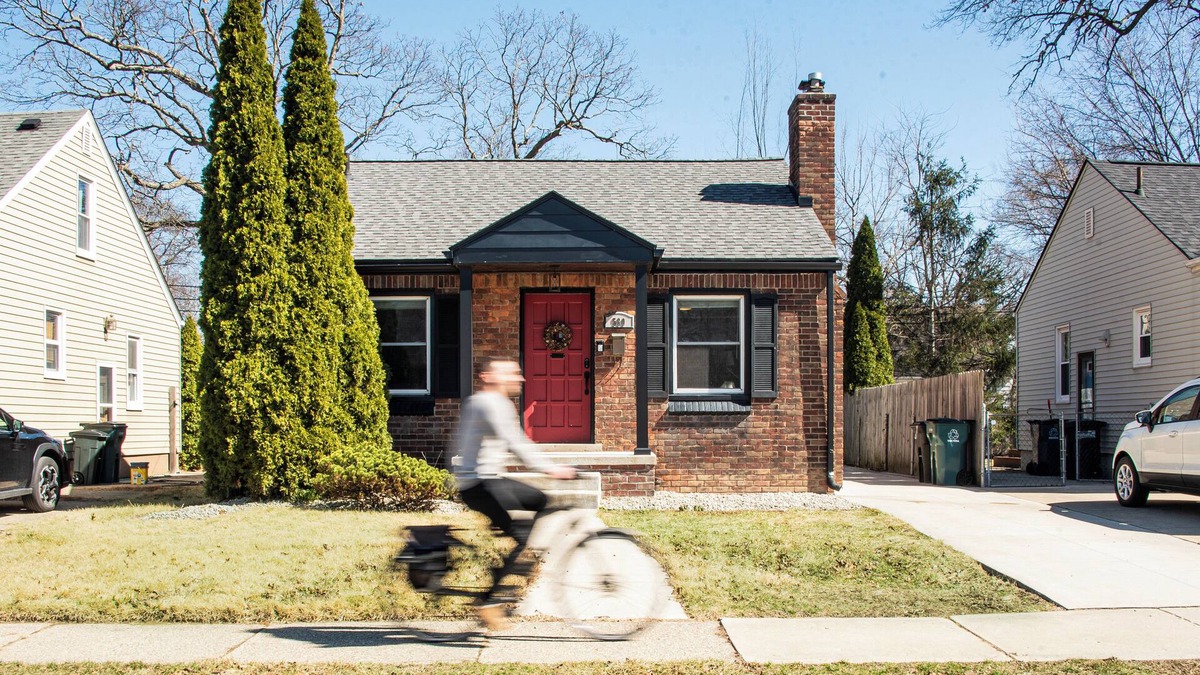 Ferndale House | 2BR with Pretty Art and Cinema Reclining Couches