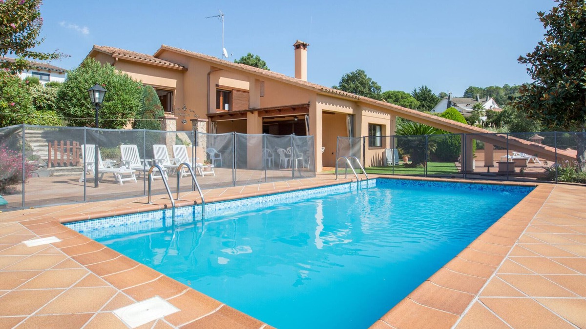 Puigventos Villa | 2CIP01-08pax - House with capacity for 08 people and private pool located in a quiet area