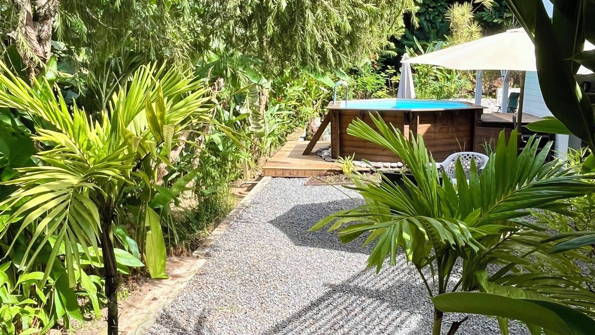 Cafeiere Cottage | 2Gites 800m from the beach private swimming pool in a tropical setting