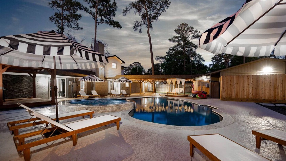 Cypress House | 2King Suites, HeatedPool, Arcade & Pickleball