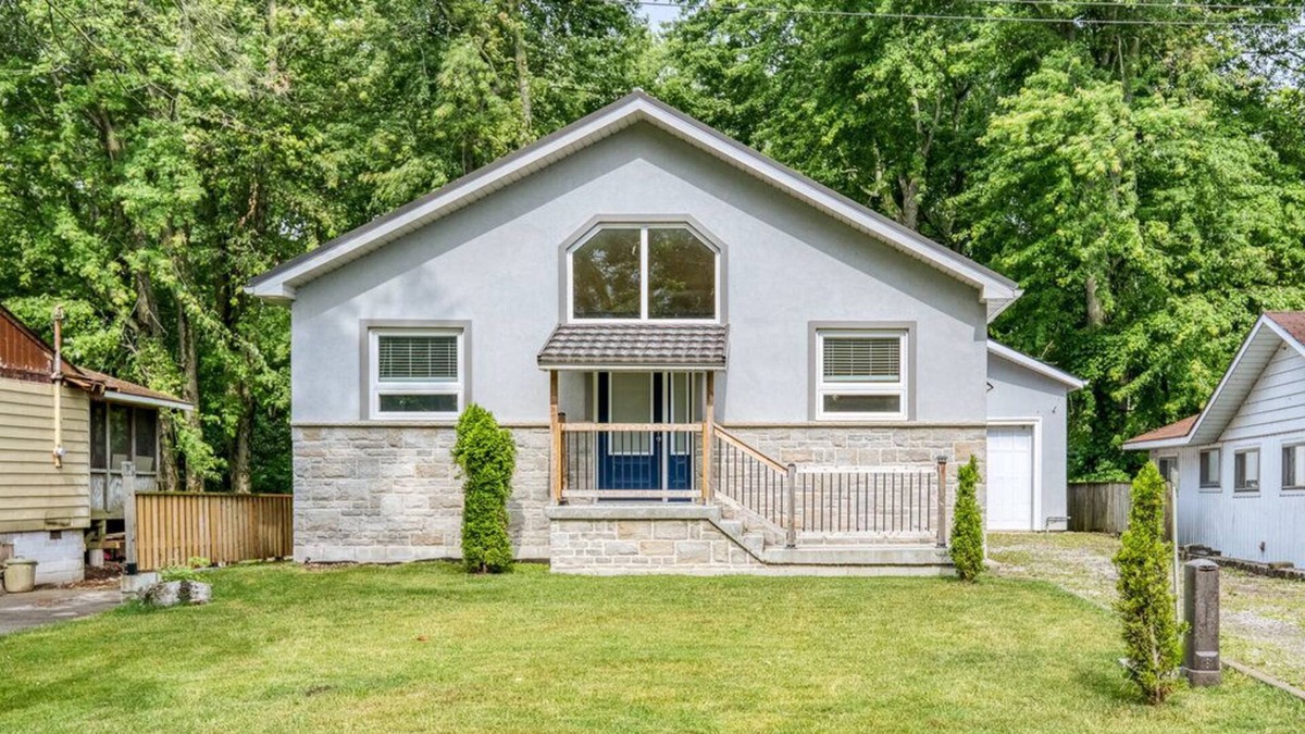 Turkey Point Cottage | 2KMs of beautiful beach is just seconds away!