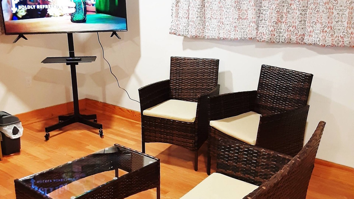 Progress House | 2nd fl Elegant Studio with kitchenette: Cozy, Sparkling, Comfy, Private parking.