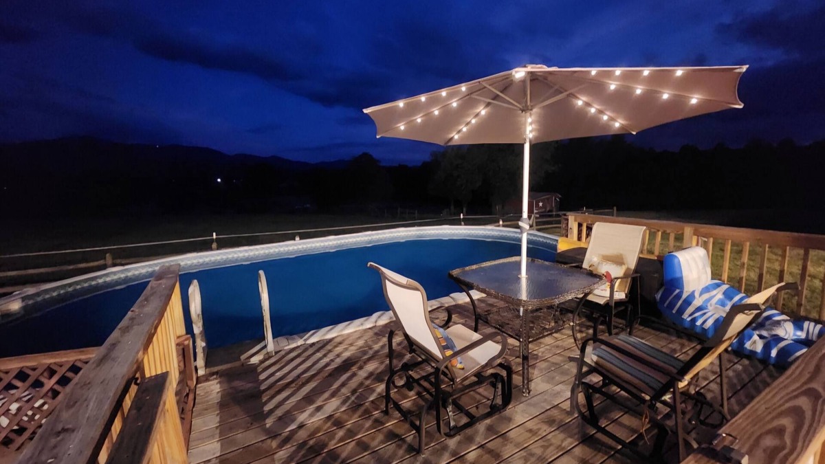 Luray House | 2nd floor, 4-bedroom space in Luray with a pool and a firepit
