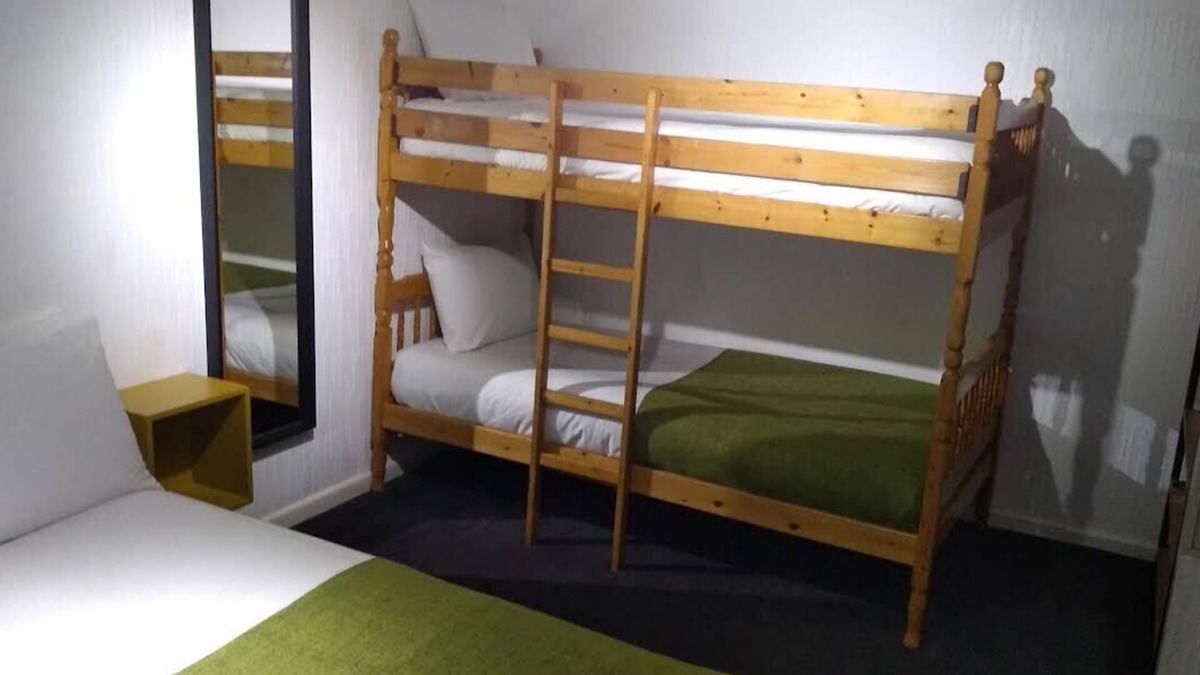 Blackpool Town Center Apartment | 2nd floor double & bunk bed room apartment 5 minuets walk from town.