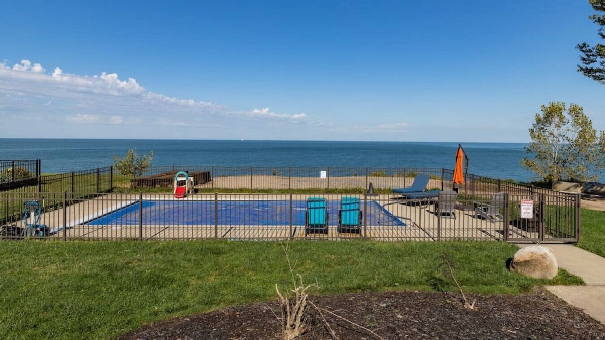 Edgewater Condo | 2nd Floor Edgewater · Lovely Lakefront Home 3Bd+Crib 8 min to Downtn