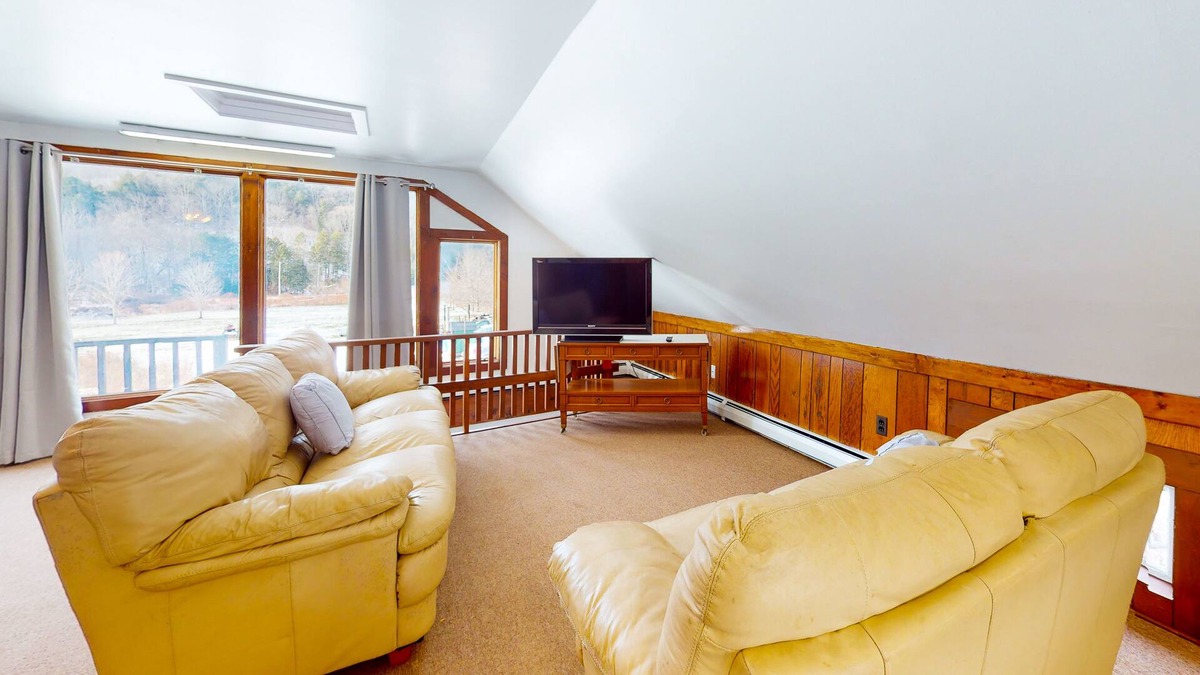 Rochester Apartment | 2nd-floor riverfront studio with mountain views, firepit, 2 canoes, & partial AC