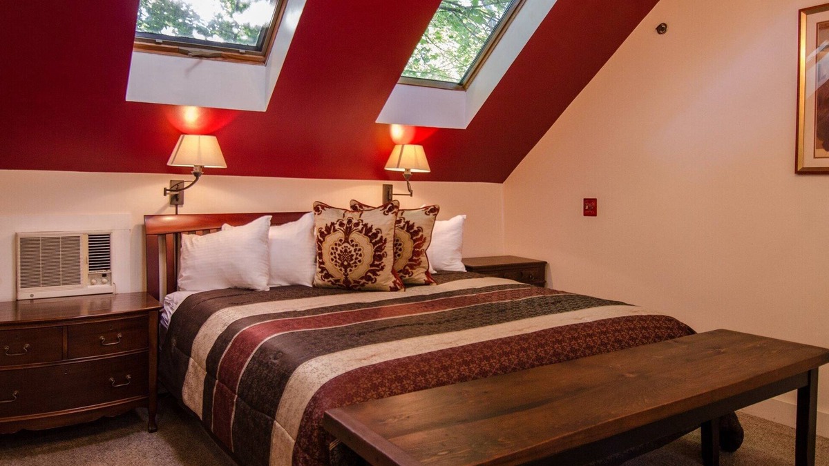 Shelburne Bed & Breakfast | 2nd Floor Romantic King Suite Jetted Tub B&B in Downtown Shelburne! WEB