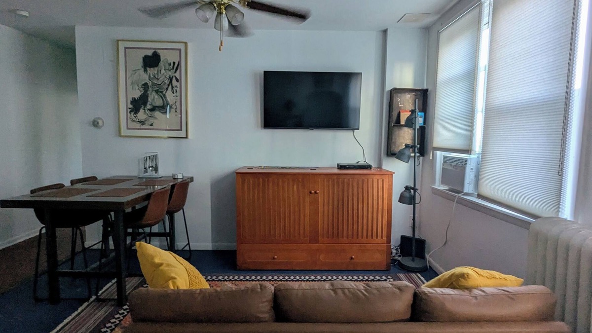 South Philadelphia Apartment | 2nd Floor South Philly Apartment w/a view of Stadiums. Quiet street w/parking!