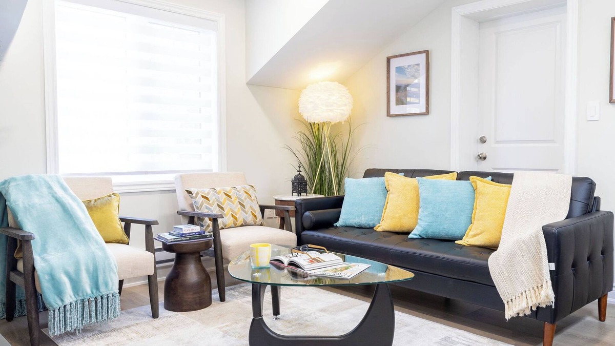 Cooksville Apartment | 2nd flr. 2 Bed/Bath Garage Apt. Pool, BBQ. Close to Malls. 25 minutes to Toronto