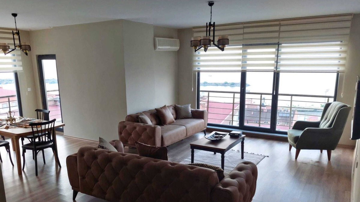 Yomra Apartment | 3+1 top-floor apartment unit with a nice sea view in a central location
