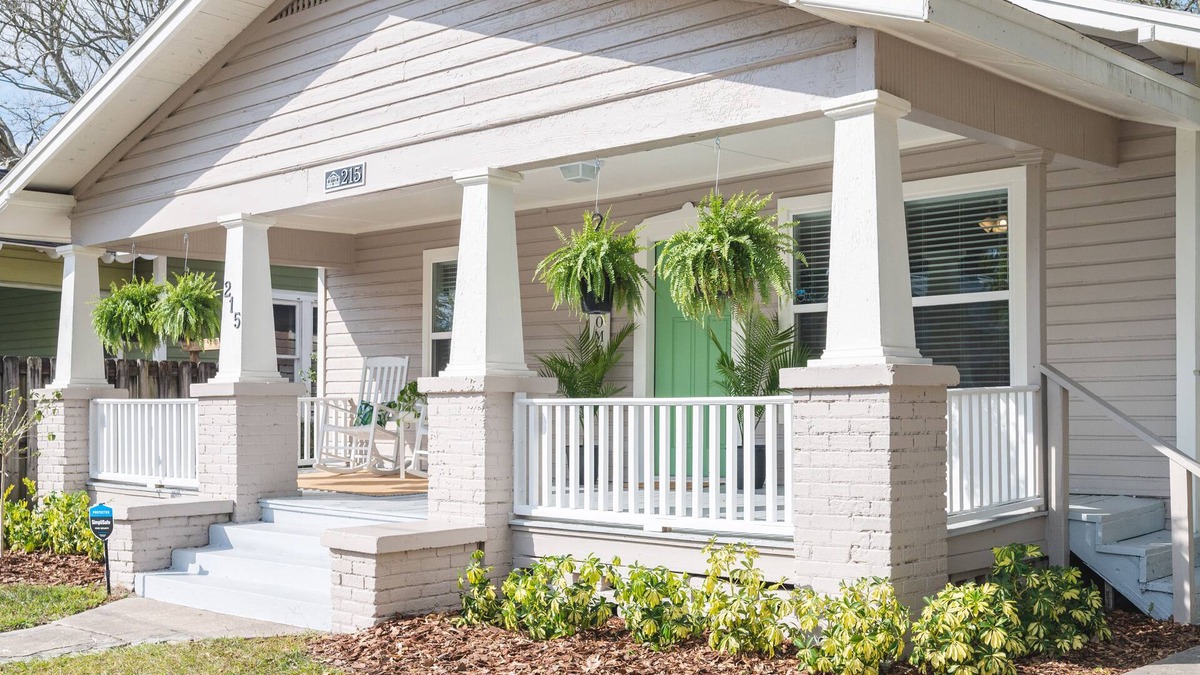 Dixieland House | 3/2 Downtown Lakeland Family & Pet Friendly Home