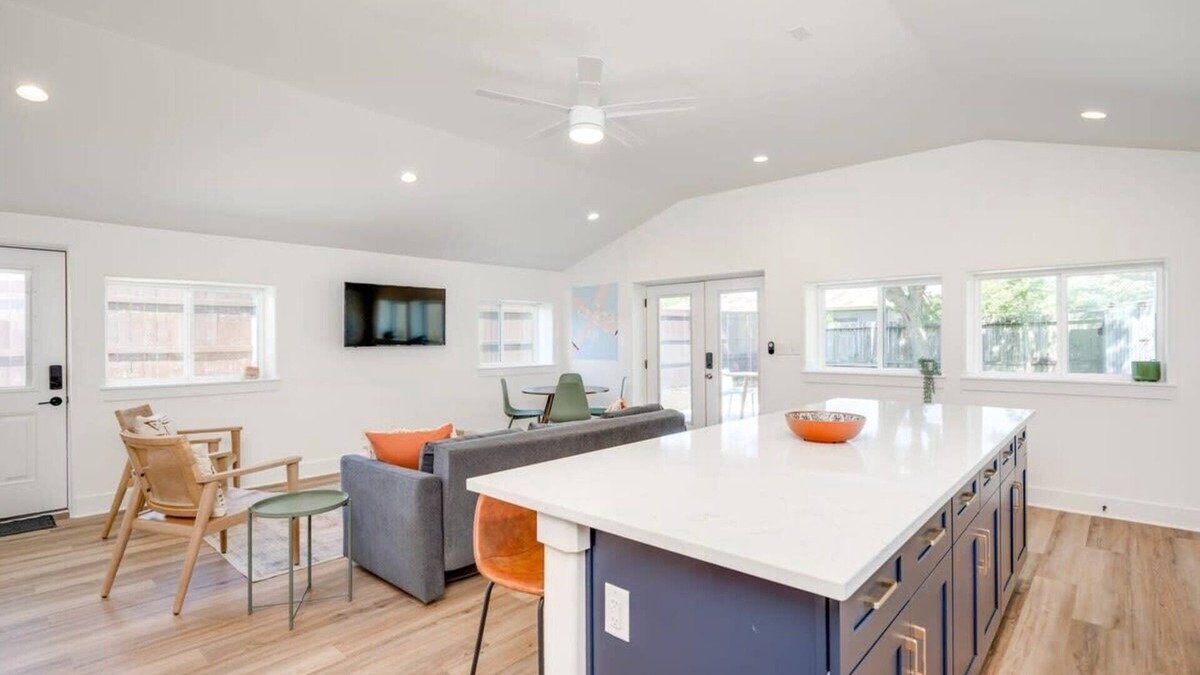 Blanco House | 3/2 Modern Escape, hot tub, Blanco river/pool