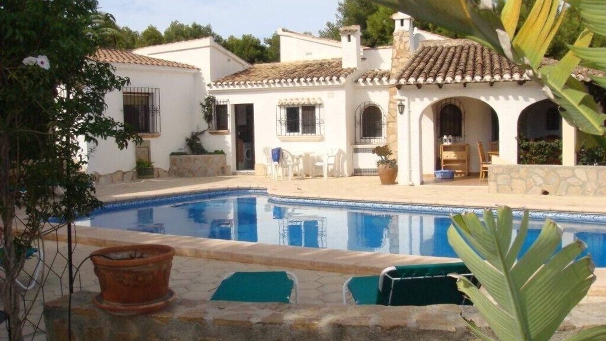 Moravit Villa | 3/4 Bedroom Moraira villa with pool, air con & free wifi plus UK TV & more