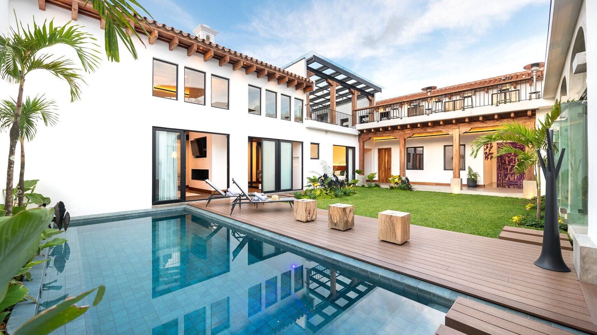 Antigua Guatemala House | 3.5 Blocks from Central Park, Heated Pool and 7 bedrooms 9 bathrooms, AC and Gym
