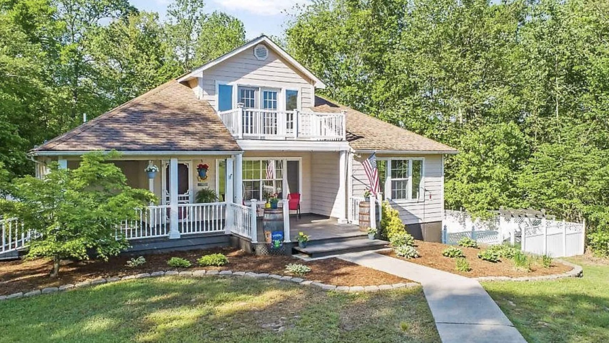Cape Girardeau House | 3+ acre Home: Pool Table, Putt-Putt, 4 miles to Downtown and SEMO, Summer Pool