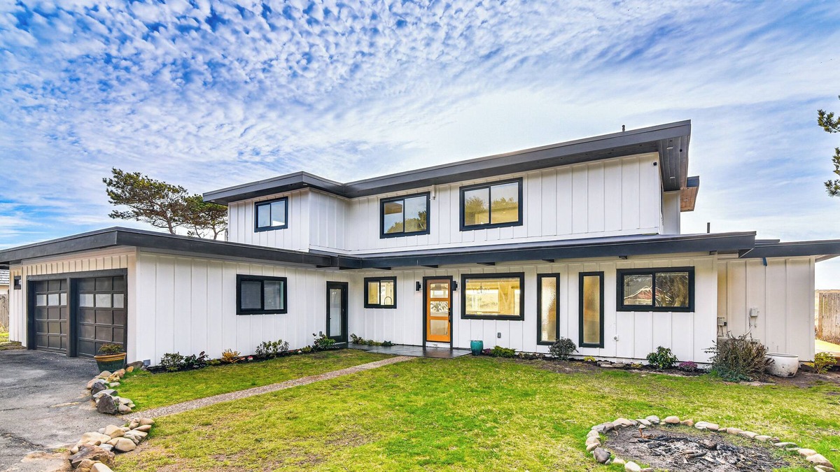 Warrenton House | 3-Acre Oceanfront Home: Game Room & Fire Pit!