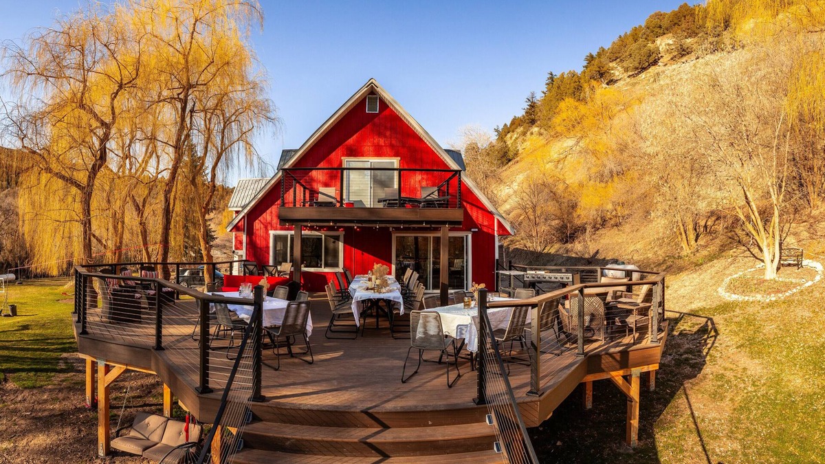 Preston Cabin | 3 Acres of Family Reunion Bliss. Sleeps 50. Private Pool. Available Summer 2026.