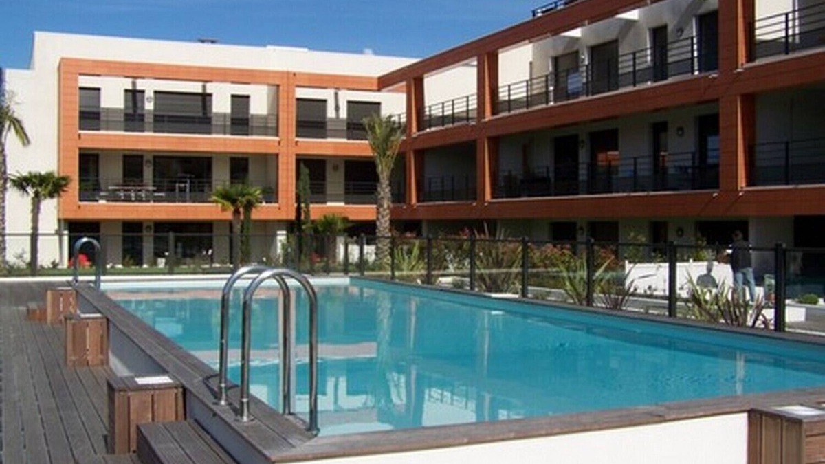 Villeneuve Loubet Beach Apartment | 3 air-conditioned rooms in residence with swimming pool 2 steps from the beaches