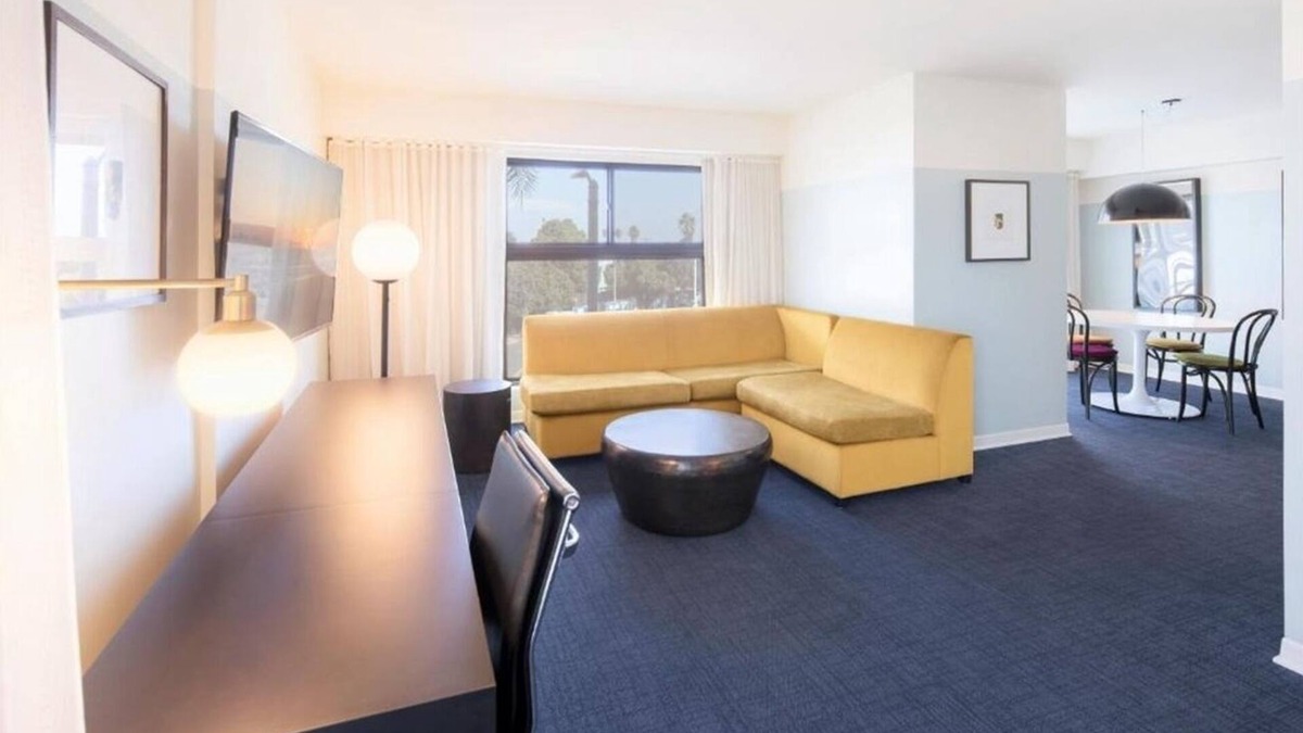 Venice Hotel | 3 Balcony Rooms w/City Views | Kitchen | Rooftop Lounge | Free Breakfast