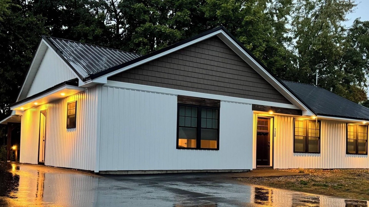 Bangor House | 3 BD/2 BATH RIVERVIEW with HOT TUB