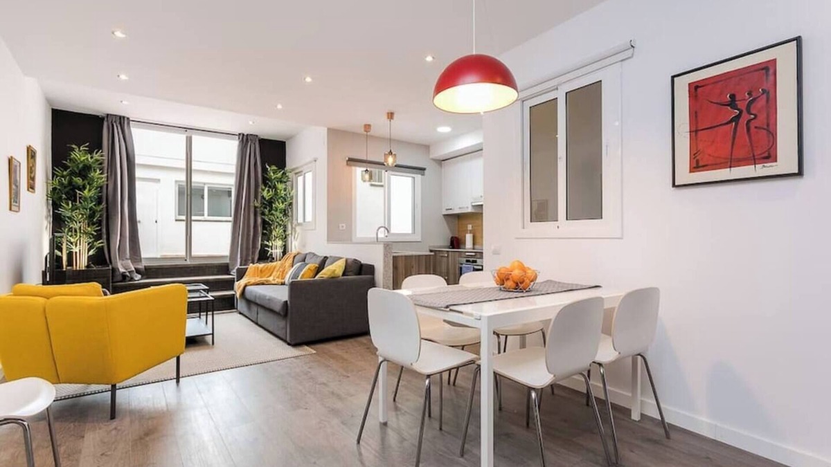 Collblanc y La Torrassa Apartment | 3 bdr&terrace close to subway