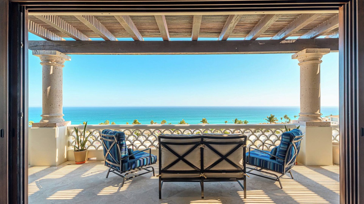 Buzzards Condo | 3 BD Oceanview Penthouse with infinity pool and jacuzzi