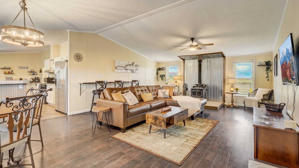 Peyton House | 3 BD, Poker, Pool Table, Foosball, Hot tub & more!