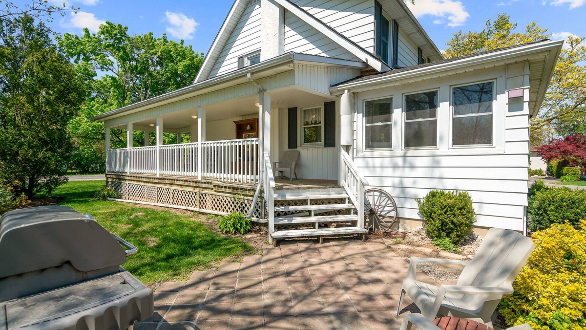 Historic Old Town Cottage | 3 Bdrm Private Cottage in Heart of Niagara, walk to Town and Minutes to Wineries