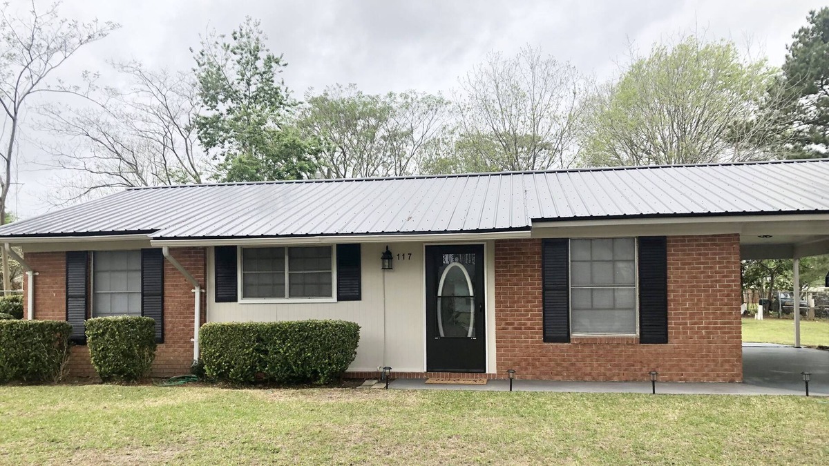 Lyons House | 3 bdrm w basketball court & fire pit-Travel worker