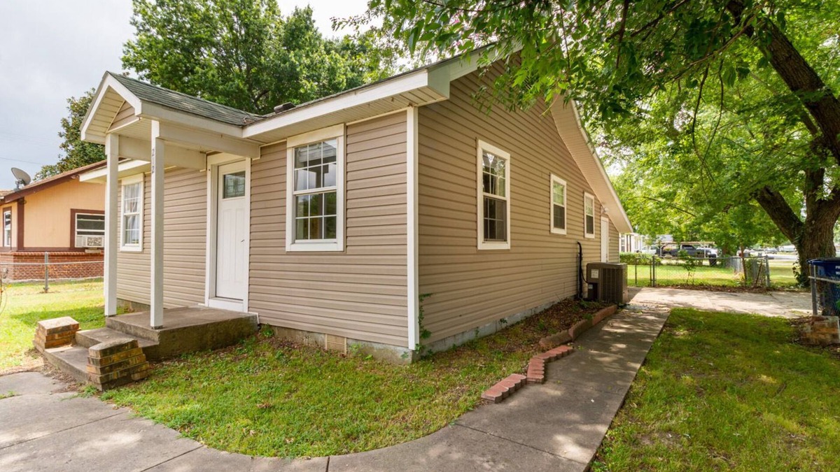 Pryor House | 3 Bed 1 Bath Home Conveniently located in the heart of Pryor