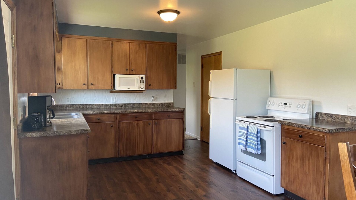 South Range House | 3 bed 1 bath ranch style home a half a block to trail and 10 mins to MTU