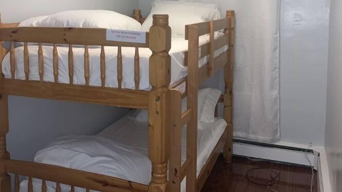 Northeast Philadelphia House | 3 bed/1 bath (with a king bed) best location, connect to everywhere