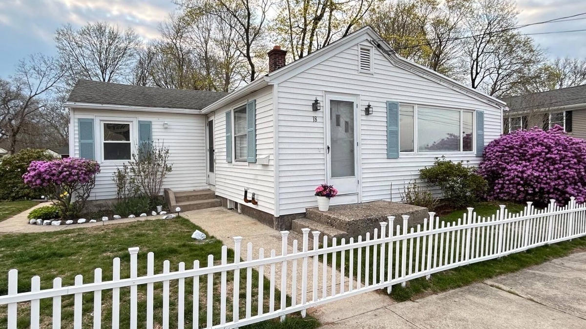Pawcatuck Cottage | 3-Bed 19thC Cottage 9minutes from Misquamicut Beach
