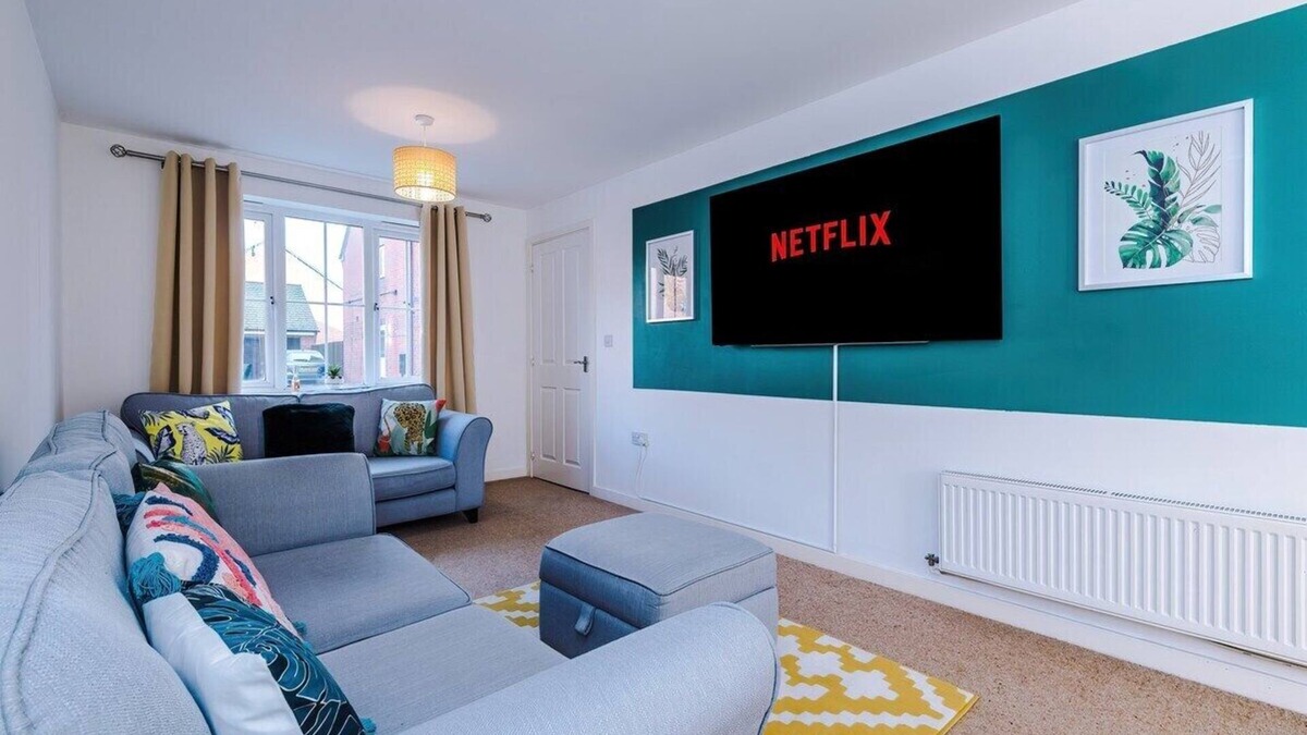 Burton on Trent House | 3 Bed+2.5 Bath|Contractors + Groups| Free Parking!