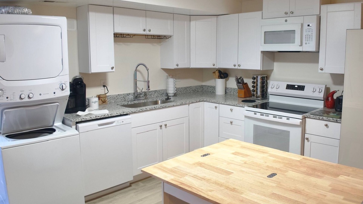 Midvale House | 3-bed/2 bath basement apt. in charming Midvale with AC, wifi, laundry & hot tub.