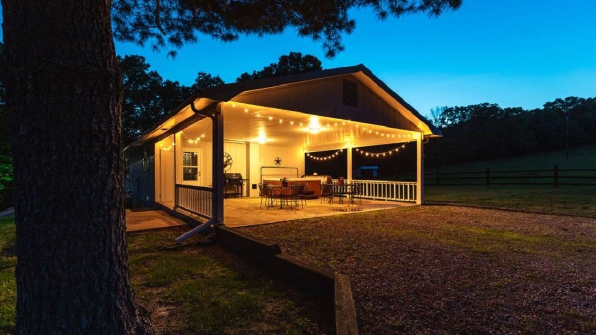 Steelville Cabin | 3 Bed 2 Bath Cabin on 300 acre Cattle Farm with Hot Tub and Private River Access