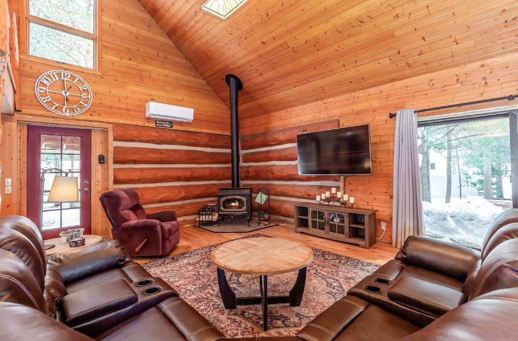 Oregon Water Wonderland House | 3 bed 2 bath Cabin Pet Friendly Hot Tub Sunriver Home