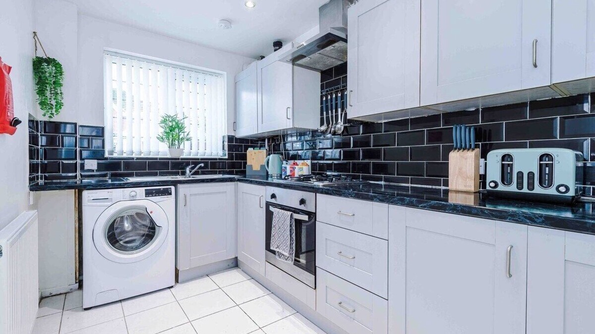Tipton House | 3 Bed+2 Bath | Contractors + Groups |Free Parking!