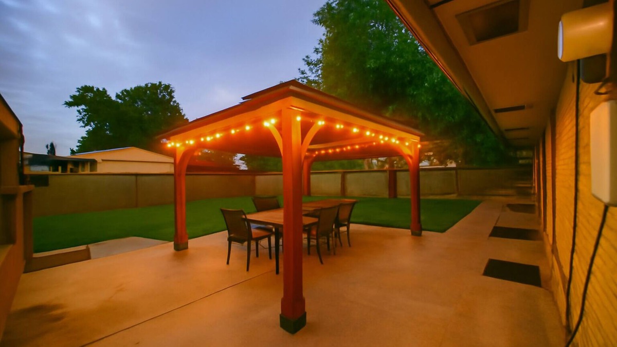 Roswell House | 3 bed 2 bath house with 2 king beds, fire pit, gazebo & pool table!
