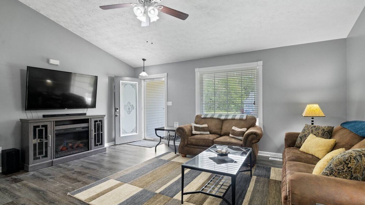Paducah House | 3 Bed/2 Bath Modern 1400 sq ft Home in Quiet Paducah Neighborhood