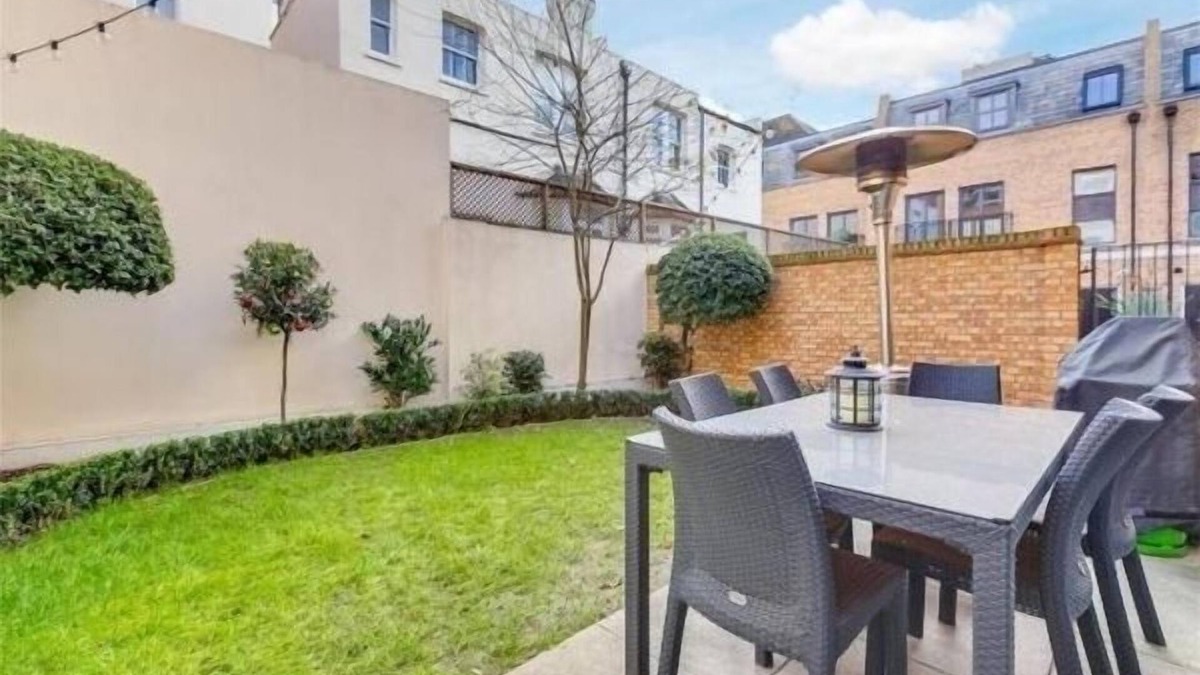 Sands End House | 3 Bed 3.5 Bath Mews House with Private Garden, BBQ, Luxury Amenities, King Beds