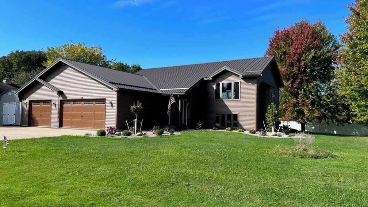 Marshfield House | 3-bed, 3-bath, 3-car garage executive home in Marshfield, WI