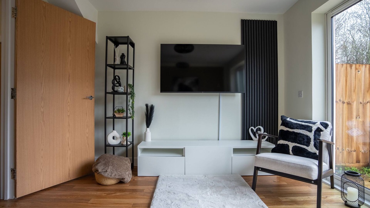 Merstham House | 3 Bed | 3 Bath | Relocation | Trades | Long Stays