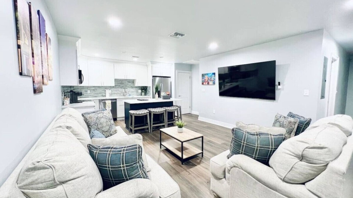 Metairie Condo | 3 Bed/3 Bath with King Bed 15 min to Downtown New Orleans
